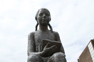Denizde Adamlar (Danca: Mennesket ved Havet), Sadding Beach tarafından Esbjerg 'in batısında yer alan dört adet 9 metrelik (27 fit) beyaz erkek heykeldir.