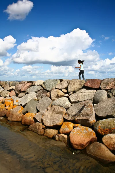 Menina na costa da Suécia — Fotografia de Stock