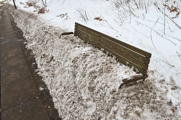 Bank unter dem Schnee — Stockfoto