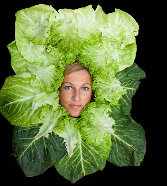 Femme avec des feuilles de salade disposées autour de son visage — Photo