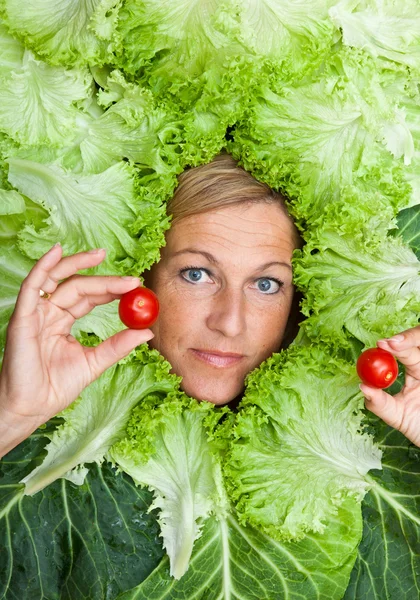 Vrouw met salade verlaat gearrangeerde rond haar gezicht — Stockfoto