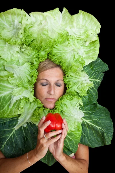 Femme avec des feuilles de salade disposées autour de son visage — Photo