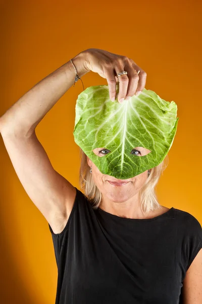 Mulher segurando folha de repolho — Fotografia de Stock