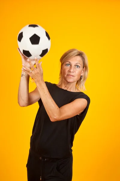 Mujer jugando con una pelota de fútbol — Foto de Stock
