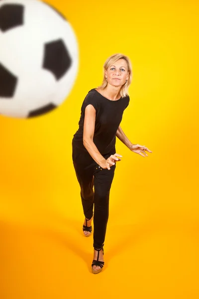 Женщина играет с футбольным мячом — стоковое фото