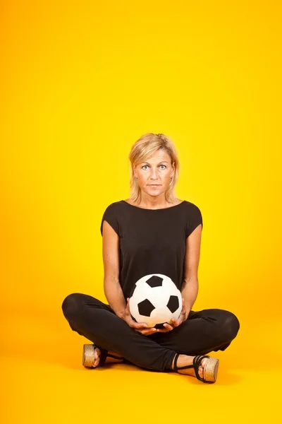 Mulher jogando com uma bola de futebol — Fotografia de Stock