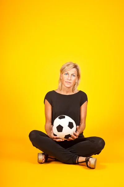 Futbol topuyla oynayan kadın — Stok fotoğraf