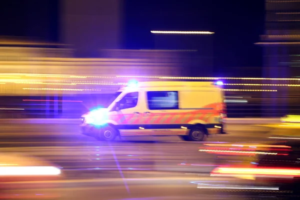 Snelle Ambulance Rijdt Nachts Wazige Achtergrond Rechtenvrije Stockafbeeldingen