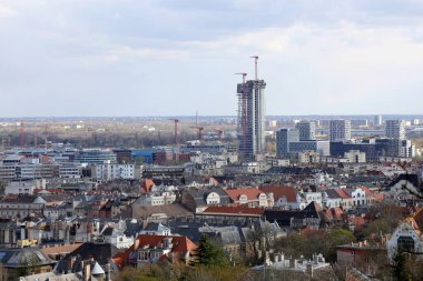 BUDAPEST, HUNGARY - 3 Nisan 2021: MOL 'un MOL kampüsündeki yeni genel merkezi Budapeşte' deki en yüksek ofis binası olacak. Nisan 2021 'de Budapeşte' nin inşaatı ile ilgili manzara. 