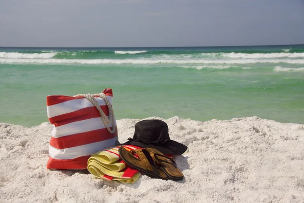 Playa Bolsa Sombrero Toalla Sandalias Horizonte — Foto de Stock