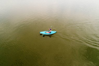 Gölde kayak yapan genç bir kadın.