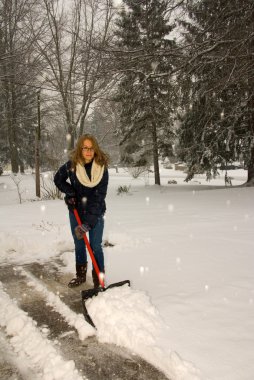 Bir pulluk gibi kar kürekle