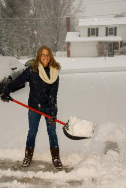 Kürekle kar portre gülümseyen