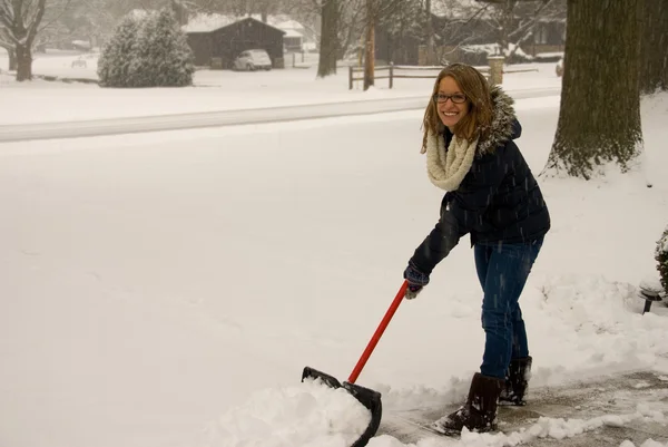 Paleando nieve feliz — Foto de Stock