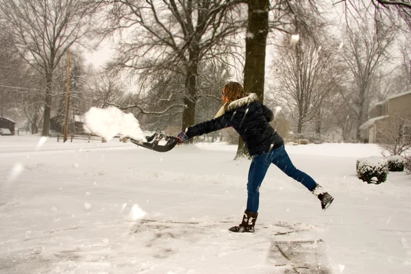 Spalare la neve lanciando a sinistra — Foto Stock