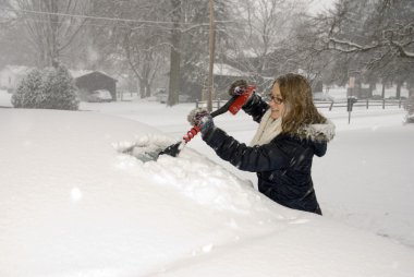 Araba ön cam kazıma kar kürekle