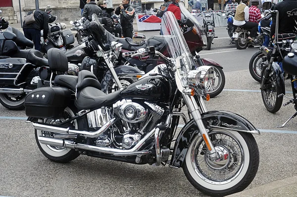 En Harley-Davidson blandt mange andre i en samling af amerikansk m - Stock-foto