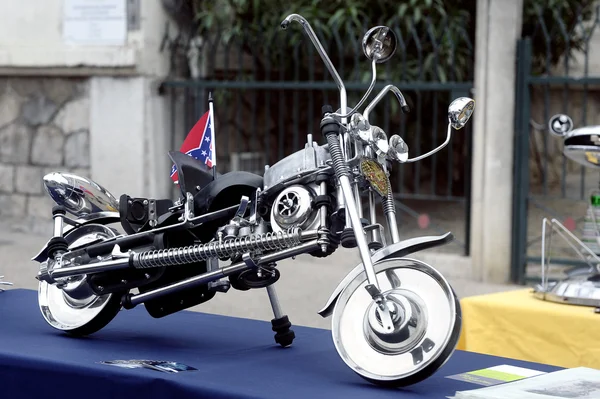 Motocicleta em miniatura feita com peças mecânicas — Fotografia de Stock