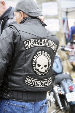 Bir bisikletçi ceketinin arkasına nakış
