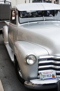 Kaliforniya tarzında bir plaka ile sıcak çubuk gri