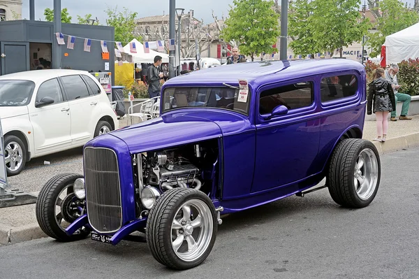 Purple Hot Rod parkerad — Stockfoto