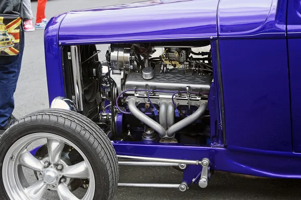 Paarse Hot Rod geparkeerd — Stockfoto