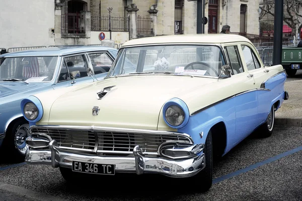 Antiguo Ford 1950 expuesto Imágenes De Stock Sin Royalties Gratis