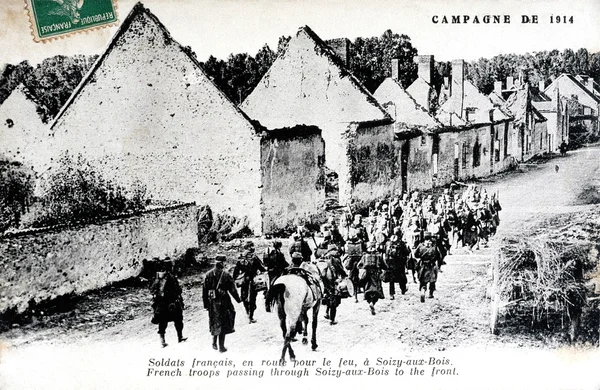 Soldados franceses en camino a despedir a Soizy-aux-bois — Foto de Stock