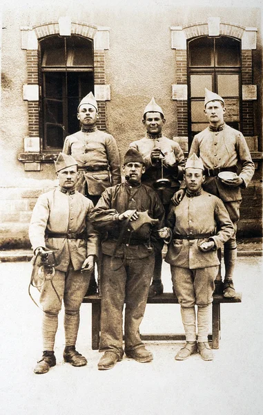 Reproduktion einer alten Postkarte einer Gruppe von Soldaten in einer Barre — Stockfoto