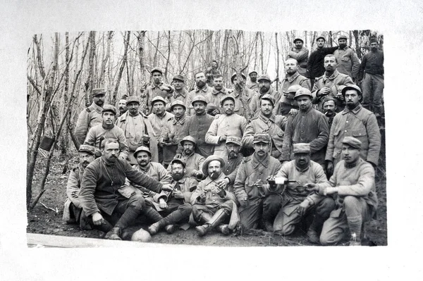 Ett foto av en grupp soldater på slagfältet — Stockfoto