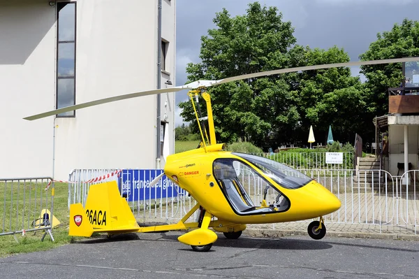 Gyroplane estacionado ao pé da torre de controle — Fotografia de Stock