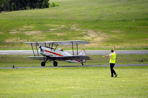 Landing a biplane rolling on the Mende airfield — Stock Photo, Image