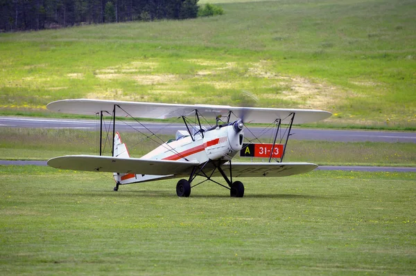 Landing a biplane rolling on the Mende airfield — Stock Photo, Image