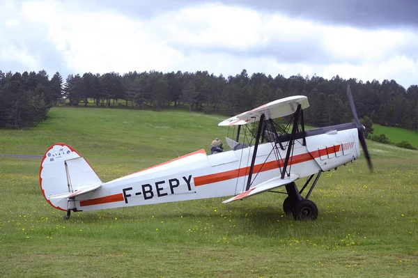 Aterrizaje de un biplano rodando en el aeródromo de Mende — Foto de Stock