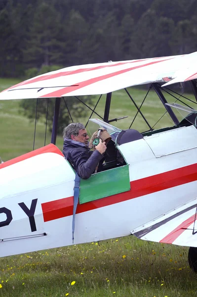 Pilot of a biplane happy after landing — Stock Photo, Image