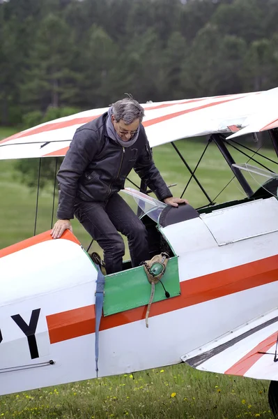 Pilot dwupłatowca szczęśliwego po wylądowaniu — Zdjęcie stockowe