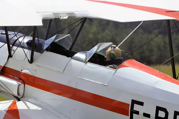 Pilot dwupłatowca szczęśliwego po wylądowaniu — Zdjęcie stockowe