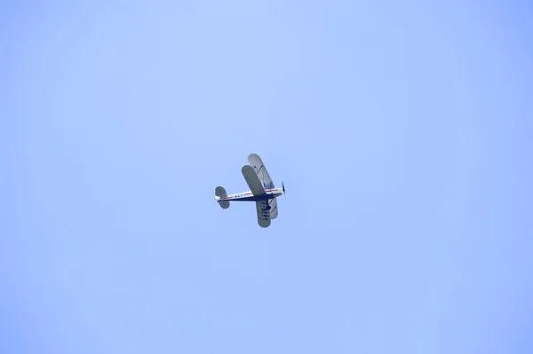 Biplano de carimbo realizando acrobacias no céu — Fotografia de Stock