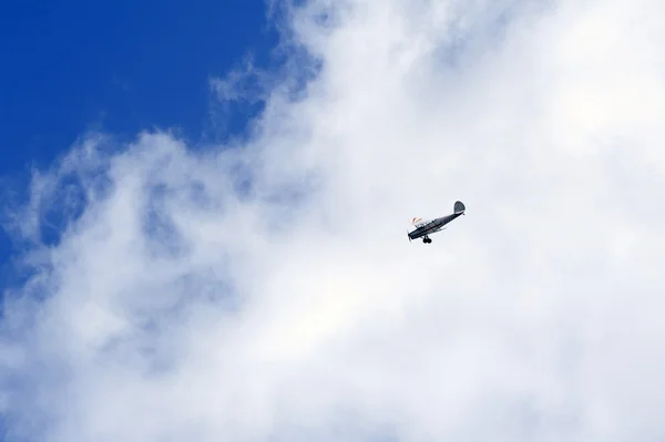 Biplano de carimbo realizando acrobacias no céu — Fotografia de Stock