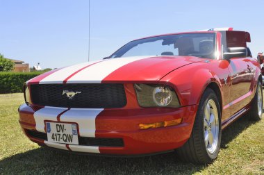 Bir Ford Mustang önü