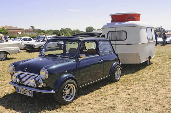 Austin mini small towing a caravan with its measurement — Stock Photo, Image