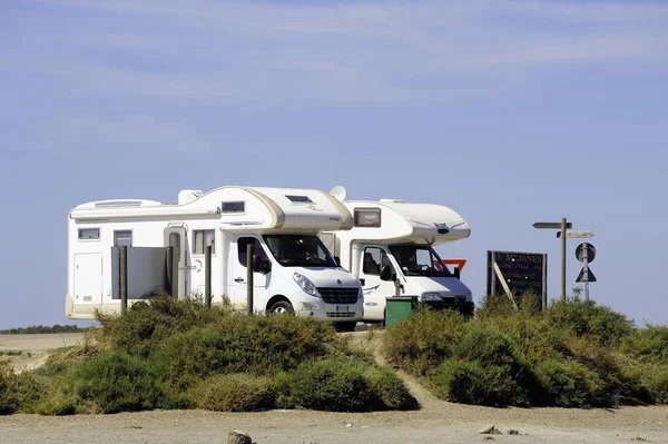 Camping parking au bord de la mer — Photo