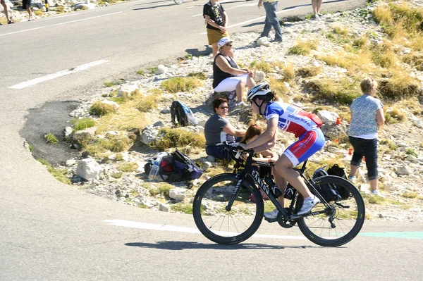 Many cyclist climb Mont Ventoux as a challenge — Stock Photo, Image