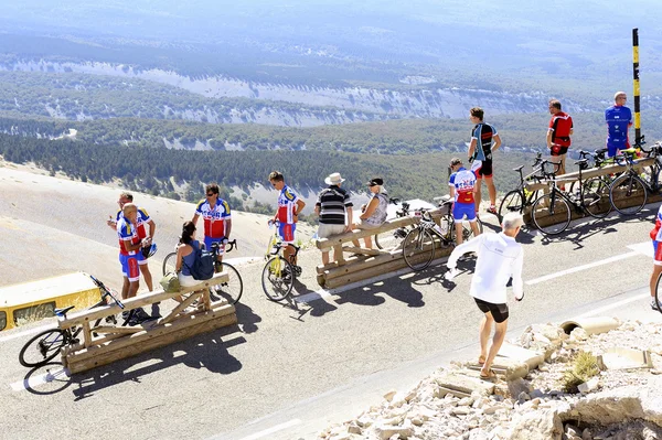 Camino Mont Ventoux cantidad prestada por muchos ciclistas y coches — Foto de Stock