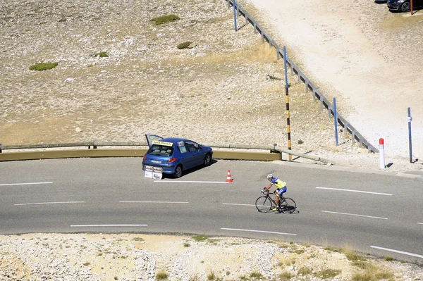 Un fotógrafo deportivo en la cima del Monte Ventoux fotógrafos ciclistas para vientre fotos recuerdos de su logro — Foto de Stock