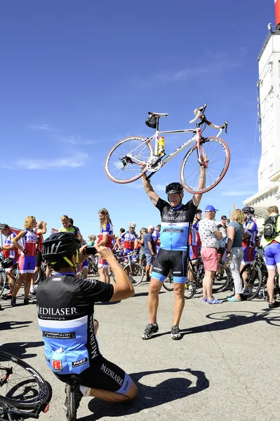 Numerosos ciclistas que escalaron la bicicleta Mount Ventoux celebran su — Foto de Stock