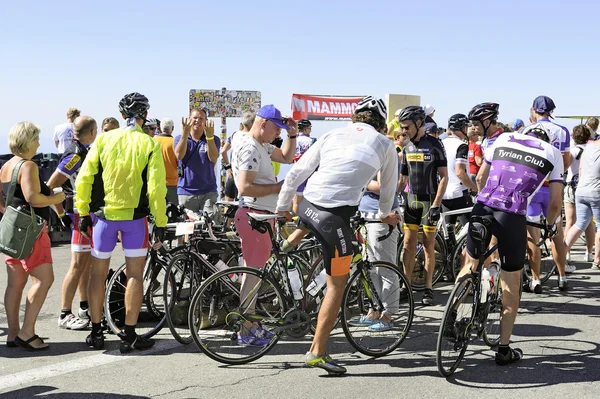เมื่อมาถึงยอดนักปั่นจักรยาน Mount Ventoux มีความสุข — ภาพถ่ายสต็อก