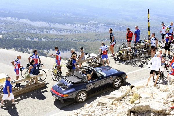 Camino Mont Ventoux cantidad prestada por muchos ciclistas y coches — Foto de Stock