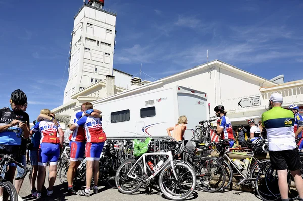 Numerosos ciclistas que escalaron la bicicleta Mount Ventoux celebran su — Foto de Stock