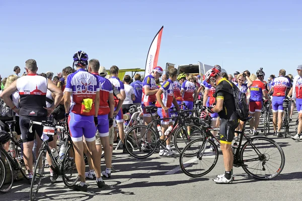 Érkezéskor a hegycsúcson a Mount Ventoux kerékpárosok boldog — Stock Fotó